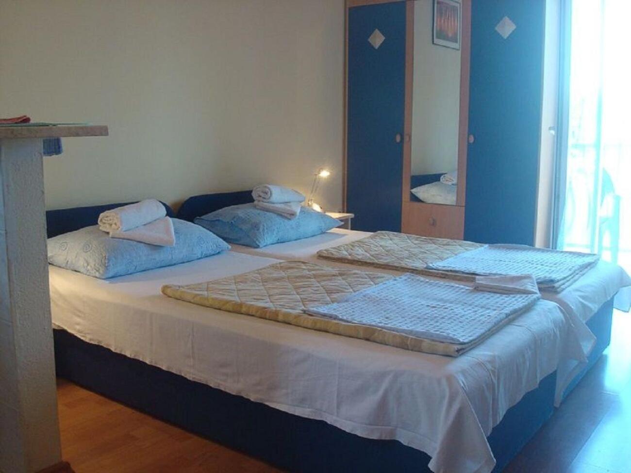 Apartments Mato Вис Екстериор снимка