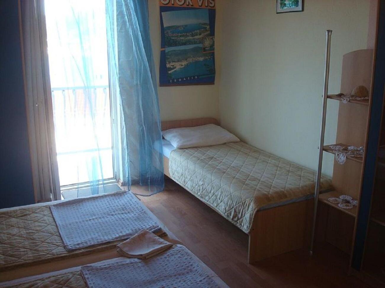 Apartments Mato Вис Екстериор снимка