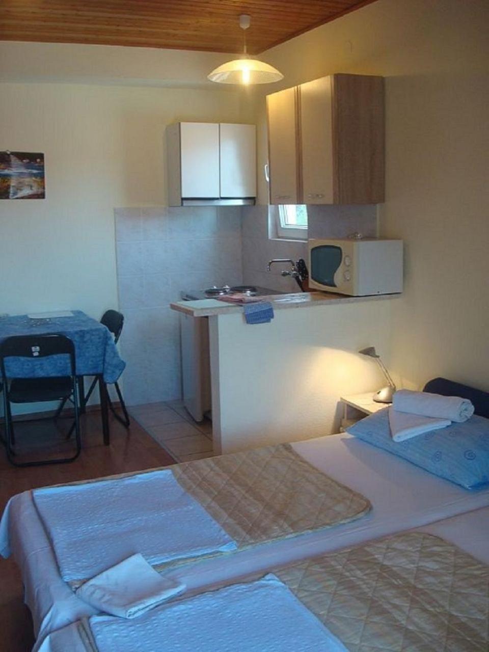 Apartments Mato Вис Екстериор снимка